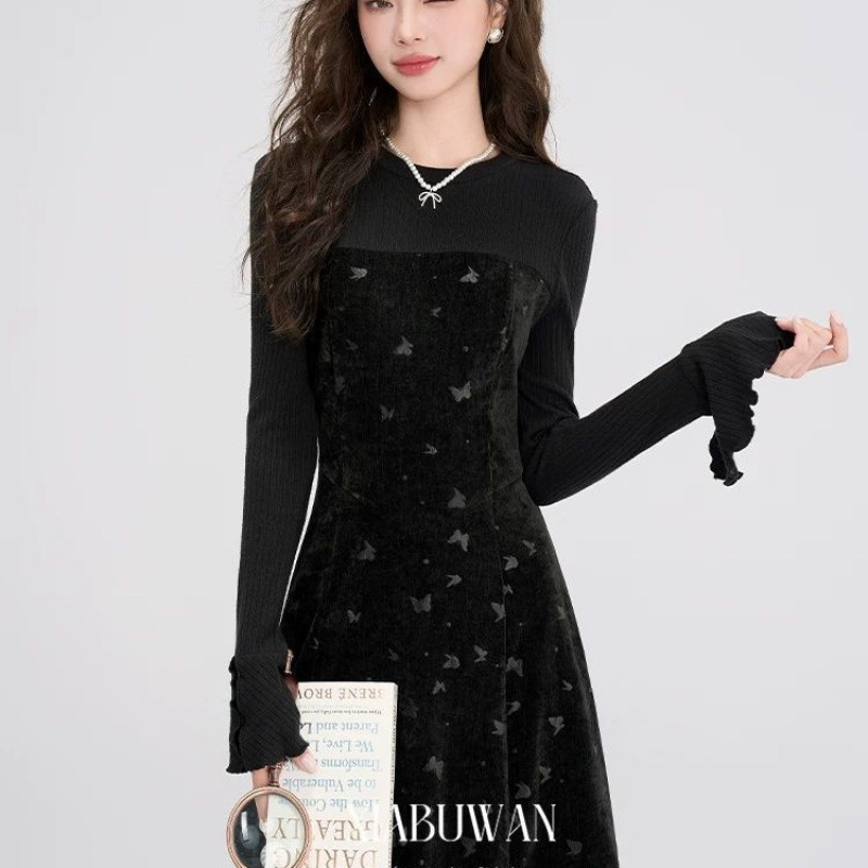 French-style retro velvet dress, a versatile layering piece for women, 2026 autumn/winter new collection, Hepburn-inspired, with a sophisticated and elegant look, a little black dress