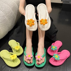 新型の人の字のスリッパの女性の夏の外はファッションを着て糞感の蝶の花のビーチを踏んで足のサンダルの女性の滑り止めの厚い底を踏みます。