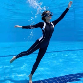 比基尼;连体泳衣;潜水服