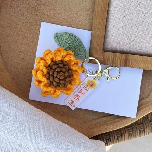 The new  spring sunflower leaf pendant was born as the keychain and car pendant.