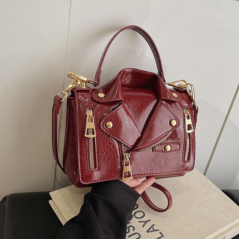 New European and American fashion women's bag, single-shoulder small rivet jacket, 26-style foreign trade personalized small square bag New European and American fashion women's bag, single-shoulder small rivet jacket, 26-style foreign trade personalized small square bag