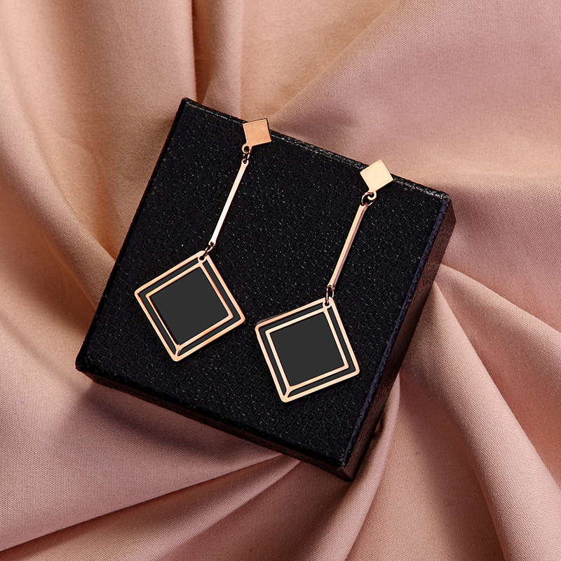 Temperamento personalidad simple lindos pendientes cuadrados negros rayas negras y blancas tamaño círculo de titanio acero pendientes de oro de titanio