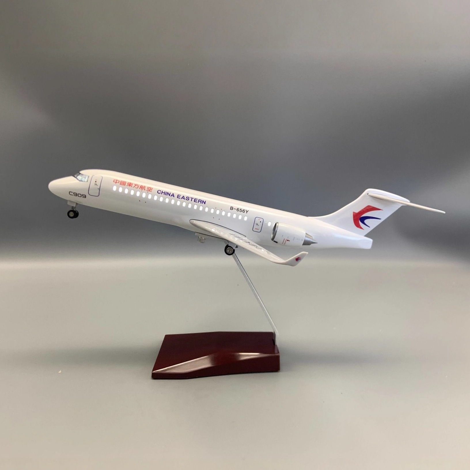 34CM树脂C909中国东方航空飞机模型声控Led灯带轮子飞机玩具摆件