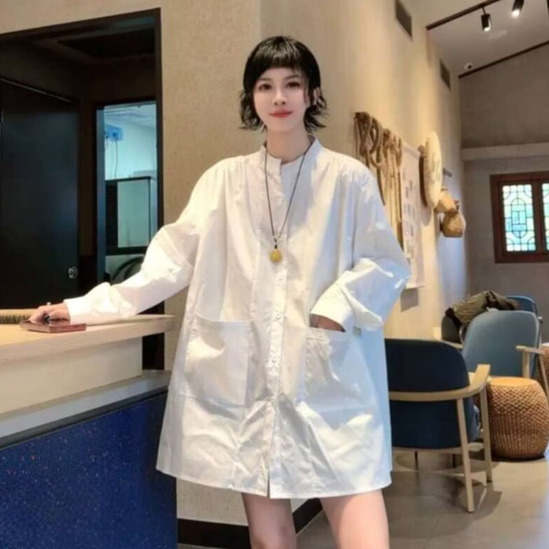 Retro-style, large-pocket, single-breasted, mid-length shirt for women, with a youthful and elegant look, loose fit, versatile, and can be worn as a layering piece or a standalone top Retro-style, large-pocket, single-breasted, mid-length shirt for women, with a youthful and elegant look, loose fit, versatile, and can be worn as a layering piece or a standalone top
