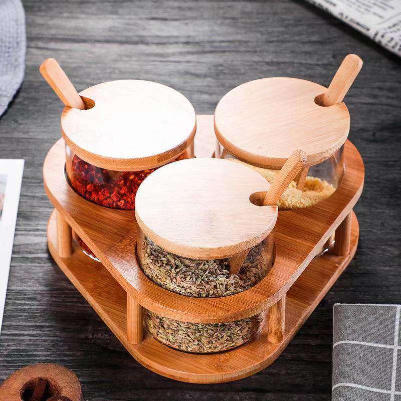 Condimento de cocina de vidrio de alto silicio de silicio con recipiente de condimentos triangular con base de bambú con cubierta de madera con cuchara de madera