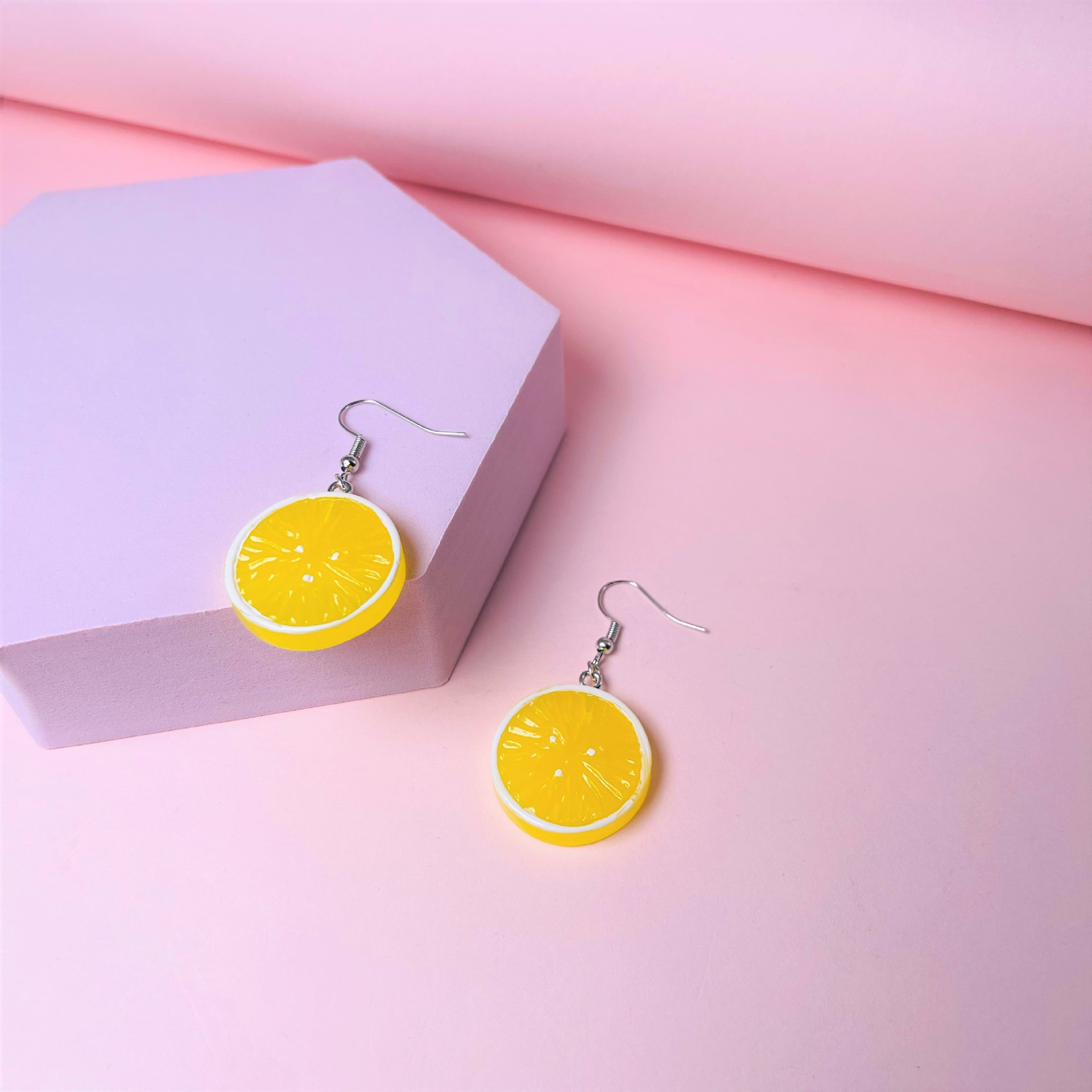 Oversized Sculptural Clear Acrylic Clip-on Earrings Modern Style_voghion.com