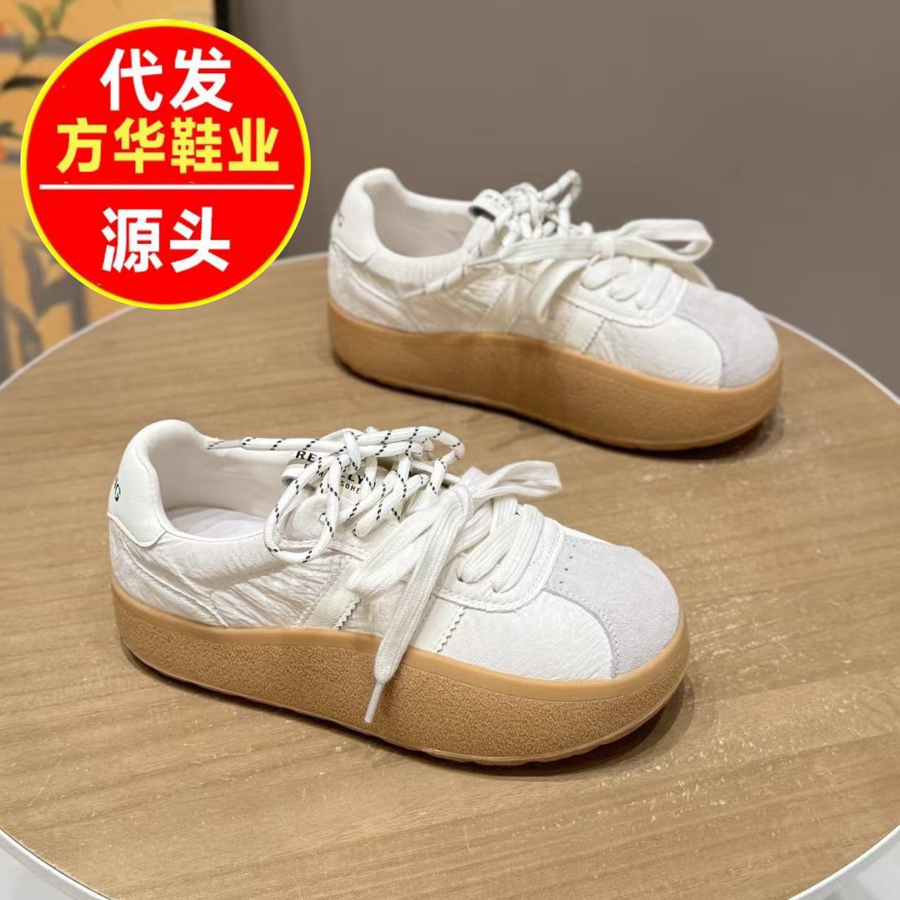 Zapatos de entrenamiento de estilo retrógrado con suela gruesa para mujeres primavera de 2026 nuevos zapatos deportivos casuales de estudiantes cómodos y transpirables.
