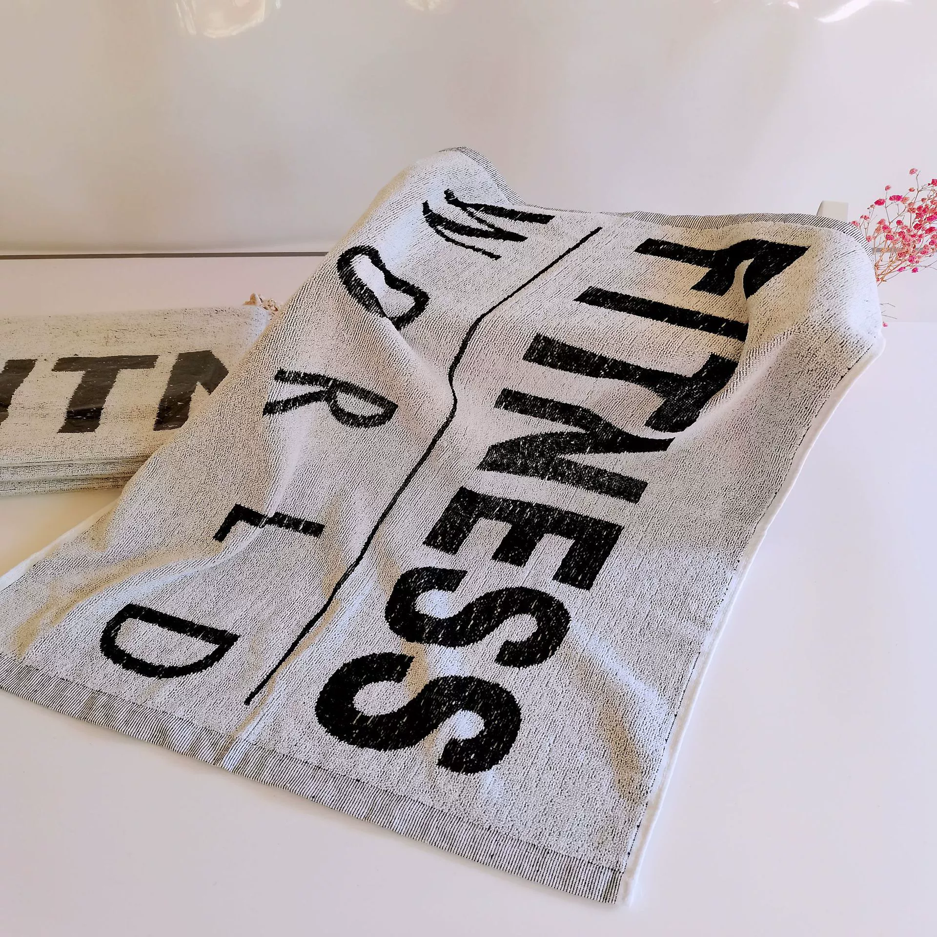 Хлопковое полотенце с буквами Дверная накладка Полотенце для ног Полотенце для дивана Дверь для ванной Брызгозащищенный коврик Черно-белое напольное полотенце