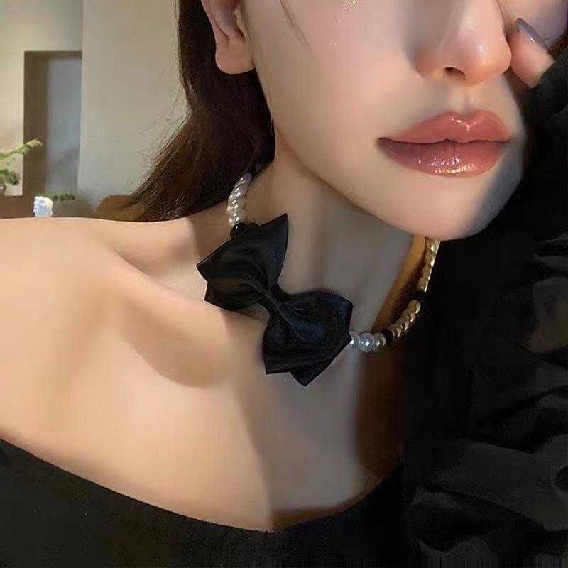 Small design black hair band with bow
