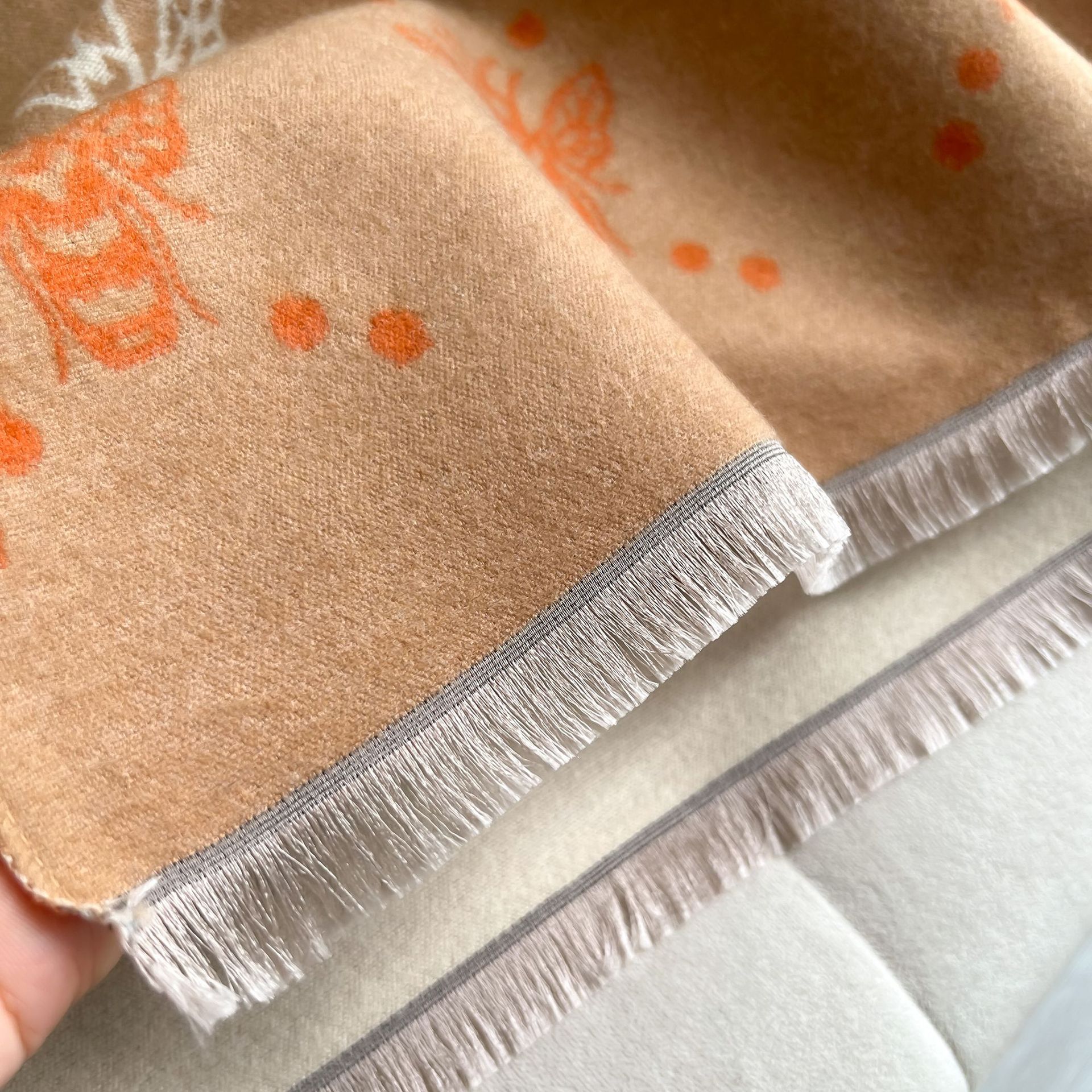 2024 modelo coreano de abeja impresa imita bufandas de cachemira otoño-invierno calentamiento del cuello sala de aire acondicionado de doble uso para la mujer