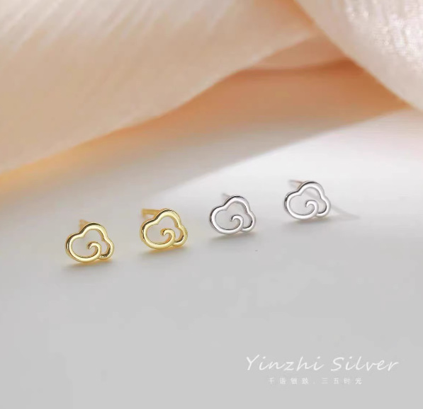 Pendientes de aro lisos para mujer, lujo ligero, pendientes de alta gama, pendientes populares, aretes de diseño exclusivo, aretes de otoño e invierno al por mayor