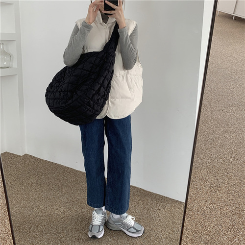  Autumn/Winter New Cloud Pleat Large Bag for Women Casual Personality Lightweight Large Capacity Dumpling Bag Crossbody Bag for Commuting