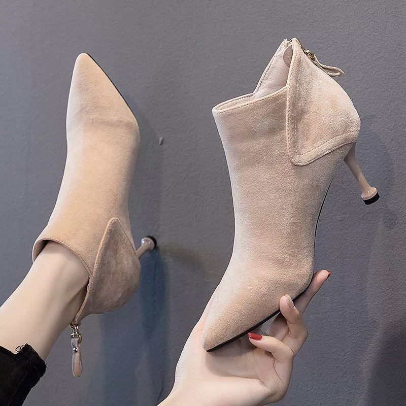 Ботильоны на среднем каблуке с острым тонким каблуком 2023 Новые осенне-зимние ботинки телесного цвета на высоком каблуке от кибер-знаменитостей Универсальные короткие замшевые сапоги обнаженного цвета