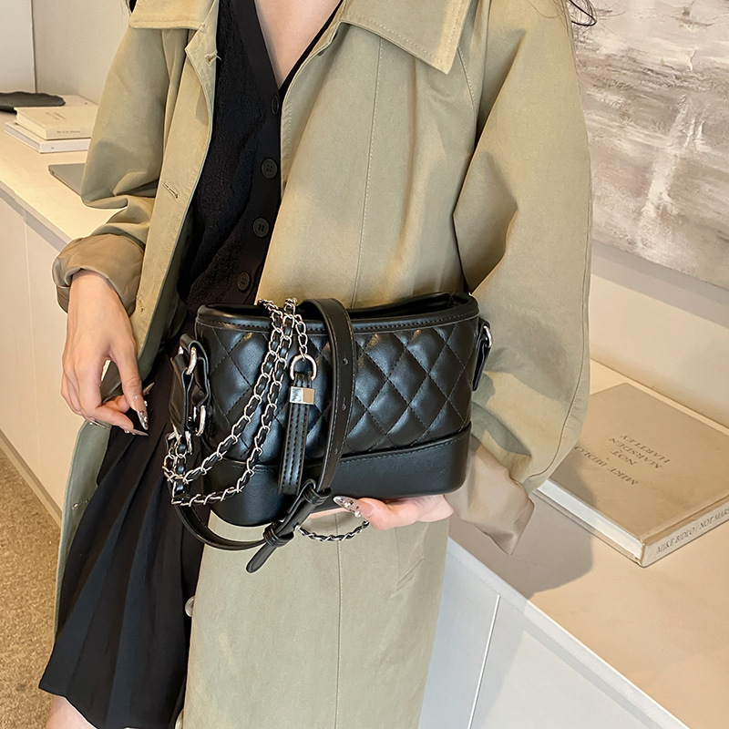 今年流行的包包百搭女包秋季新款时尚菱格链条拼接单肩斜挎水E18