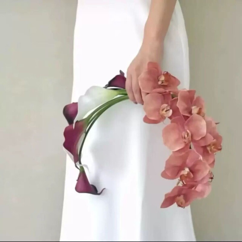 Crescent-shaped Phalaenopsis orchid bouquet, recommended by photographers, artificial flower bouquet for wedding, engagement, and registration, bride's bouquet Crescent-shaped Phalaenopsis orchid bouquet, recommended by photographers, artificial flower bouquet for wedding, engagement, and registration, bride's bouquet