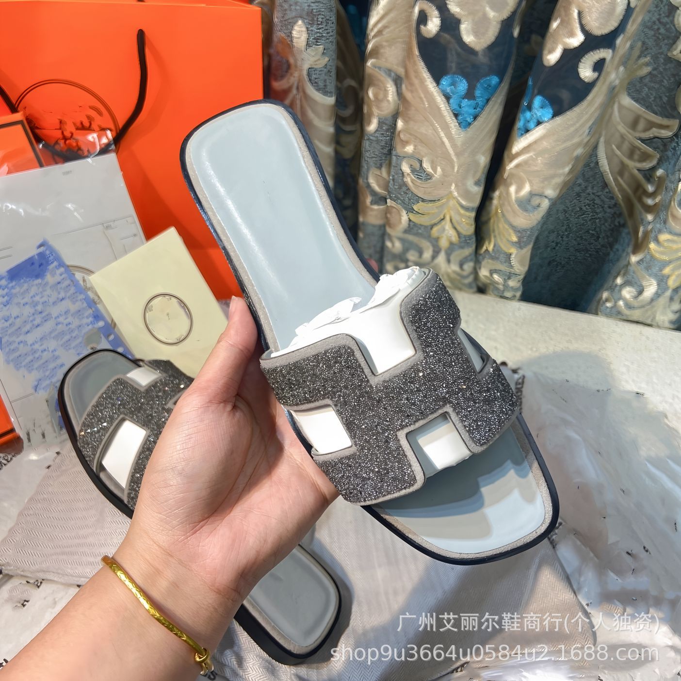 Europa y los Estados Unidos 2025 zapatos caseros de mujer una palabra fuera de H zapatillas de diamante de cuero plano playa casuales zapatillas frías tacones planos resistentes al desgaste