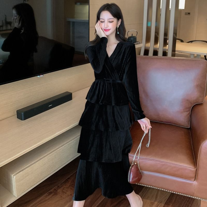 2026 New Black Velvet Cake-Style V-Neck Long-Sleeve Mid-Length Dress with a French Retro Gentle Style