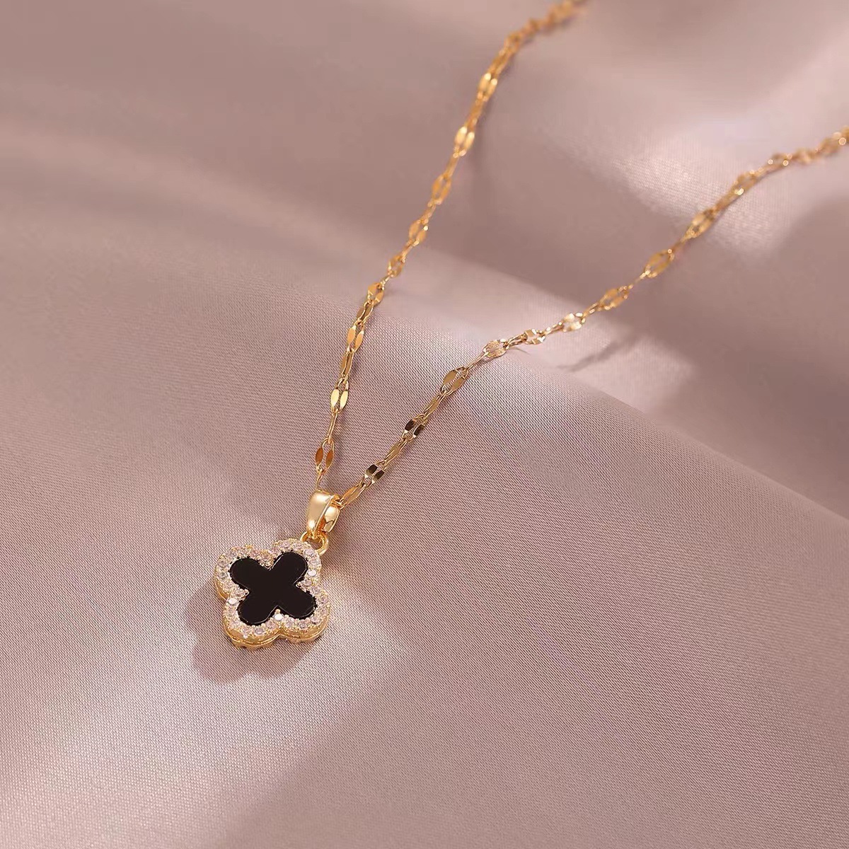 Shake sound explosion full diamond four-leaf clover titanium steel necklace women's double-sided design sense clavicle chain 18k gold neck chain women wholesale