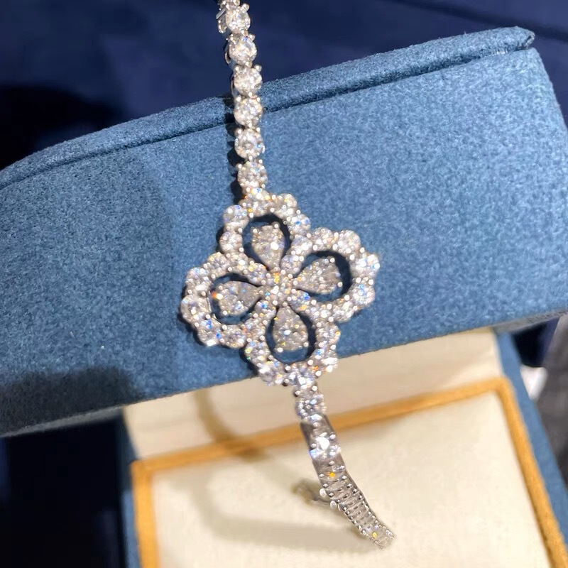 High-grade Four-leaf Clover Diamond Bracelet Girl's Cold Style Niche Design Exquisite Light Luxury Diamond Aqua Blue Zirconium Bracelet