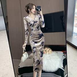 气质名媛V领金丝绒印花长袖连衣裙收腰包臀修身女人味性感长裙女