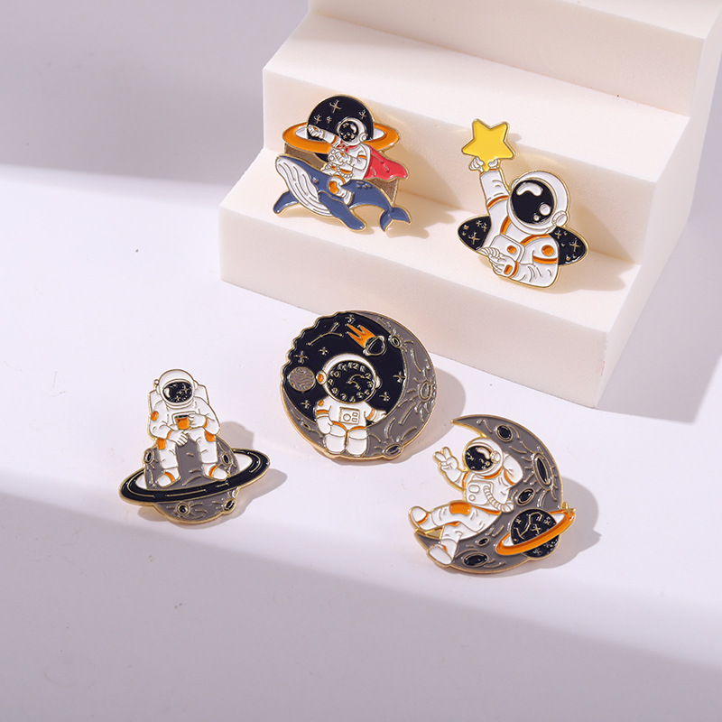 Unisex Gender Fashion Pin Cartoon Character Alloy Stoving Varnish Unisex Brooches