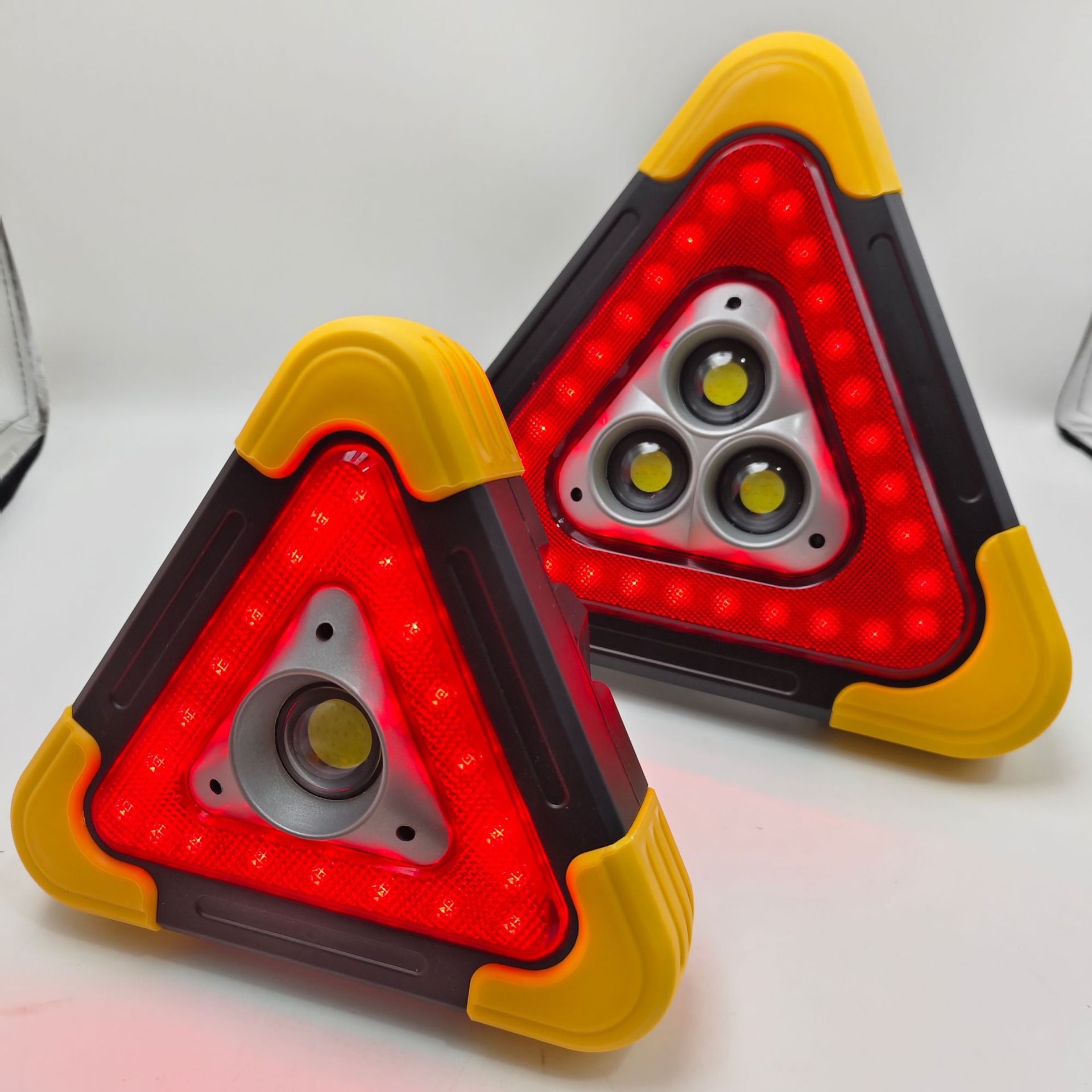 Car warning sign with LED lighting, USB charging port, solar-powered triangular warning sign