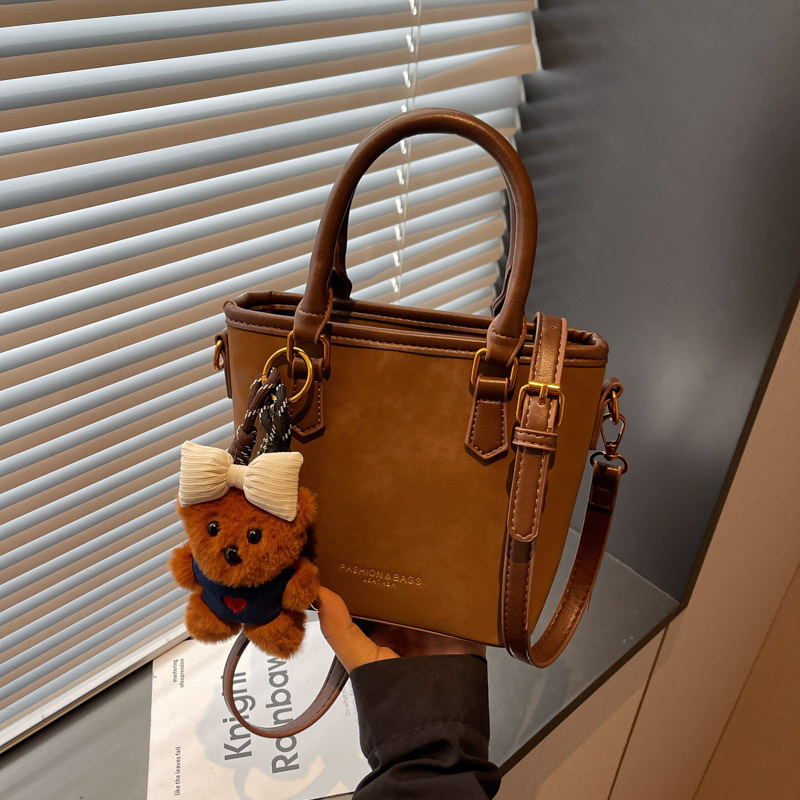 Bolso de mano esmerilado transfronterizo 2025, nuevo invierno popular bolso de cubo de moda de mujer bolso de hombro de estilo extranjero mochila