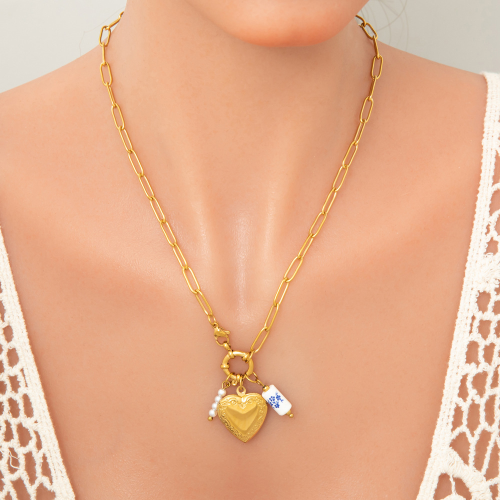 Heart Shape Pattern PVD Coated Real Gold Plated 18K Gold Heart Shape 304 Stainless Steel IG Style Waterproof Non Tarnish 304 Stainless Steel Pendant Necklace