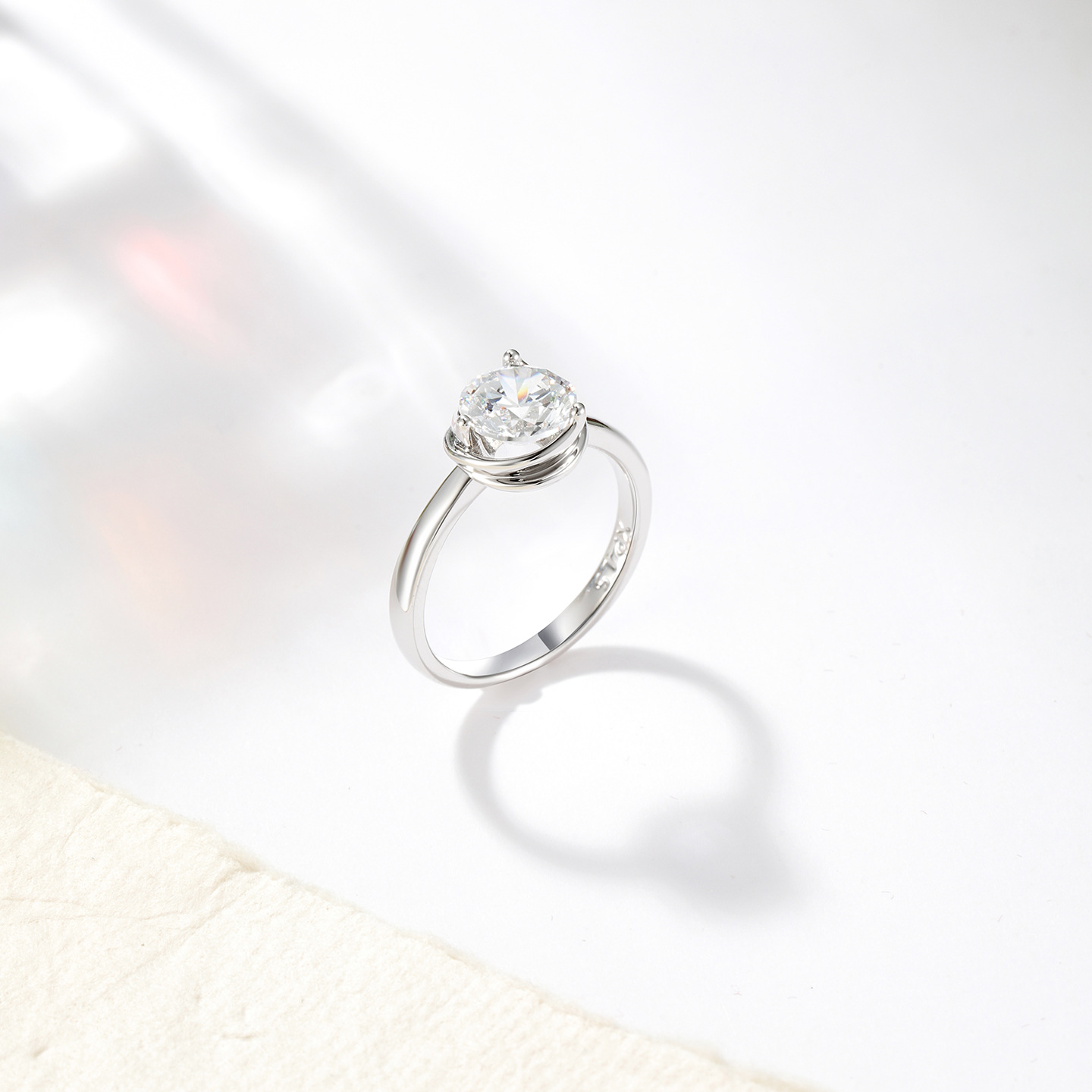 Xuping estilo simple incrustado de tres garras anillo de zircon único temperamento elegante para mujeres ligero lujoso anillo de boda fácil al por mayor