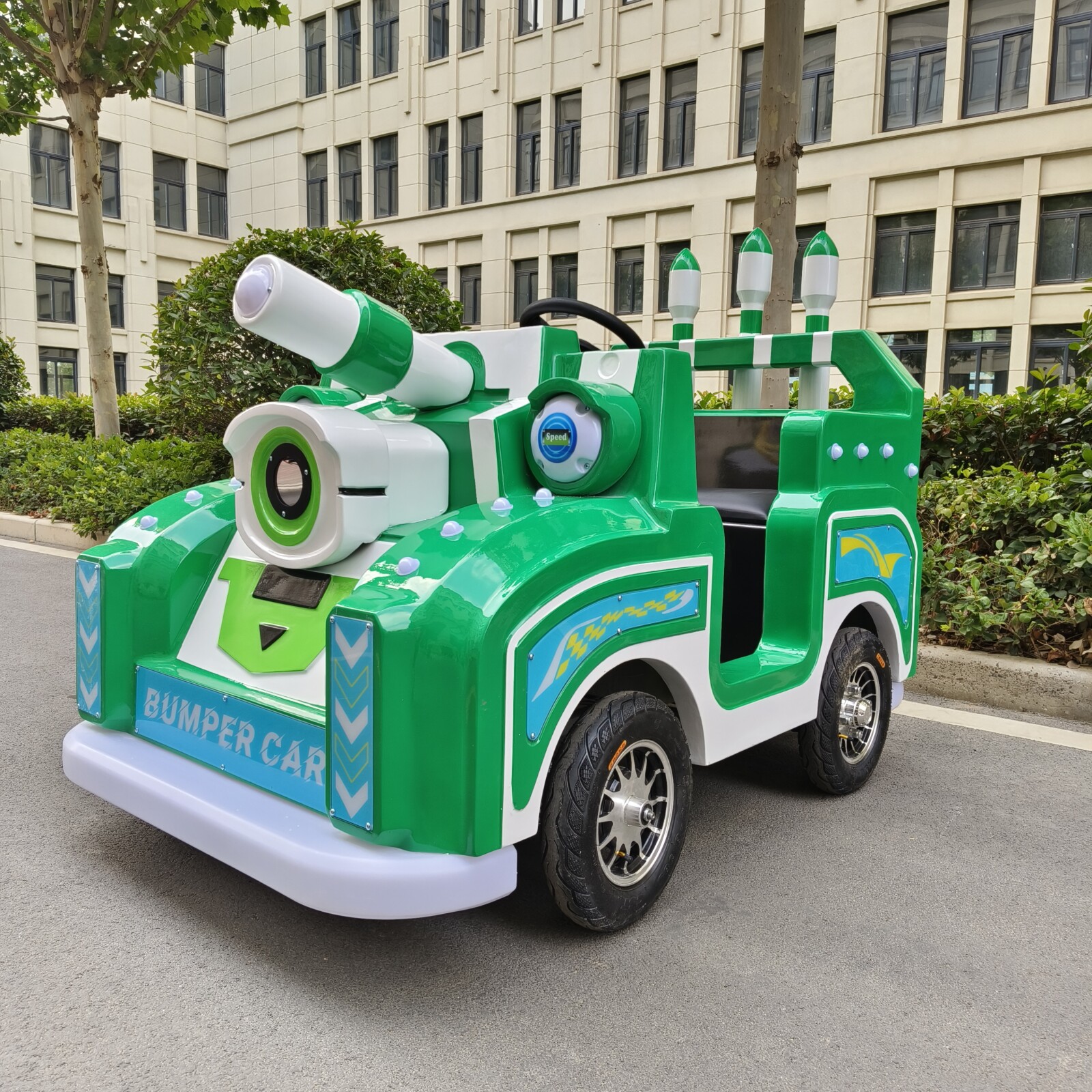 Indoor de alta gama coche de juguete eléctrico para niños cuadrado iluminante coche de atracciones de fibra de vidrio gran rueda coche de atracciones