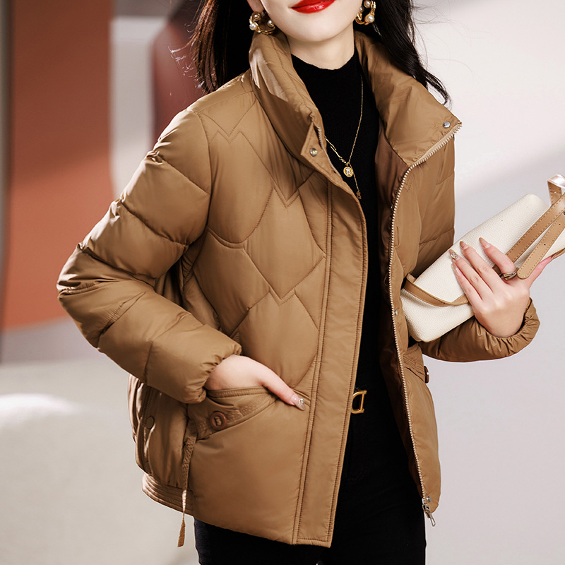 Trajes de algodón de pluma de invierno de mujer 2024 nuevo algodón hombre pequeño chaqueta de algodón ligera de moda corta chaqueta gruesa image 4