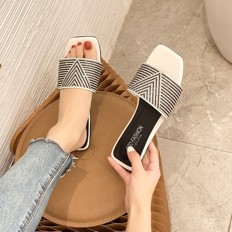 Breite Füße und dicke große Hausschuhe Damenoberbekleidung Sommer 2023 neue Mode All-Match-Strass weiche Unterseite ein Wort rutschfester Schuhhalter_voghion.com
