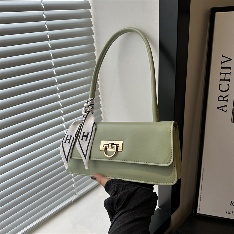 Bolso pequeño bolso de mujer popular portátil bajo el brazo 2024 otoño nueva moda estética simple bolso de hombro