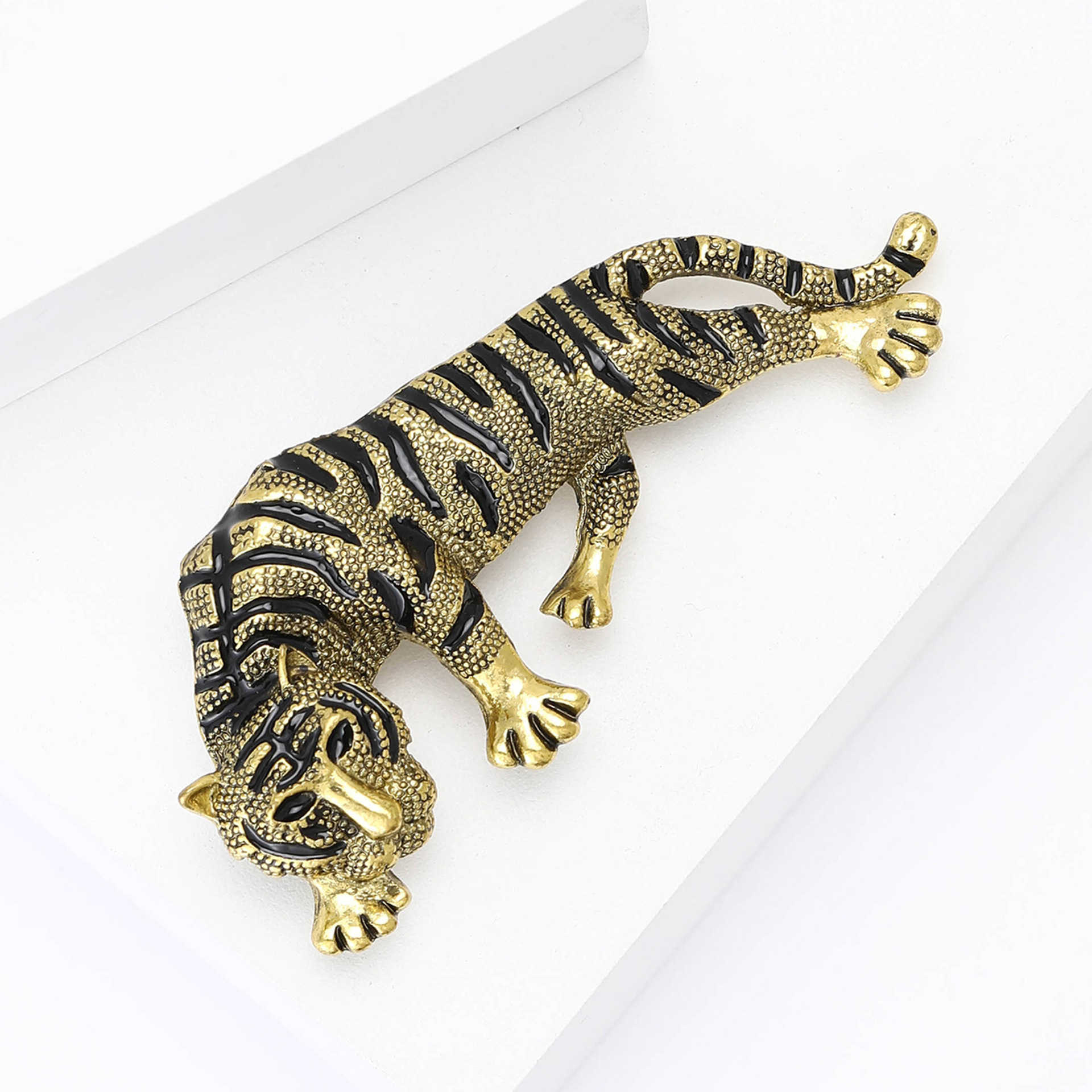 New Retro Aggressive Alloy Enamel Tiger Brooch Creative All-match Men's Suit Coat Corsage Jewelry Pin