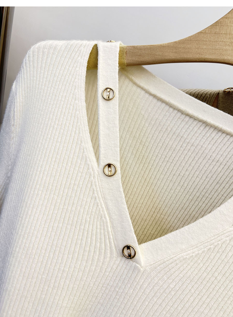 商品详情图_2024秋冬V领镂空设计感长袖针织衫女宽松打底毛