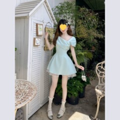Pure Desire ミントグリーンのワンラインオフショルダードレス、女性用、夏の娘スタイルのニッチなデザイン、ユニークで美しいピンチウエストスカート