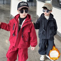 男児とベルベットの厚手のスーツ秋冬服の子供の格好いい純色の2つのセットの中で、子供のごろつきの格好いい服が湿っている
