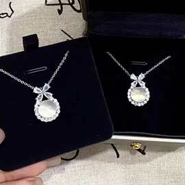 高冰马达加斯加玉髓吊坠镶嵌钛钢项链女小玉髓圆心吊坠小红书同款