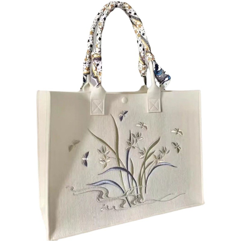 High-grade Embroidered Beige White Treasure Flower Large Capacity Play All-match Bag National Style Design Embroidered Tote Bag Felt Bag