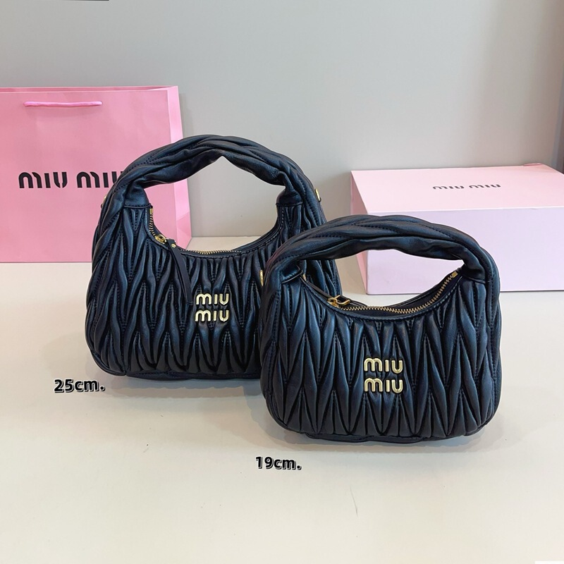 New Miu Wander Pleated Bag Hobo Underarm Crescent Handbag Crossbody Bag Single Shoulder Fashion Women's Lightweight Bag New Miu Wander Pleated Bag Hobo Underarm Crescent Handbag Crossbody Bag Single Shoulder Fashion Women's Lightweight Bag