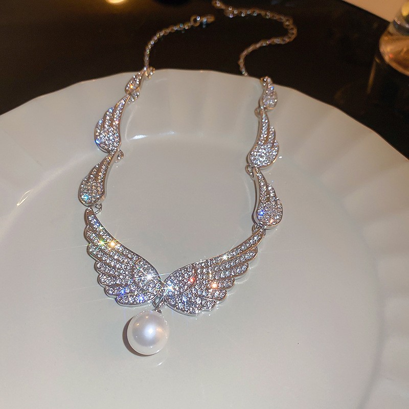 Collar de perlas de flores de diamantes franceses Moda, lujo ligero, cadena de clavícula, accesorios de joyería de alta gama de todo fósforo de nicho