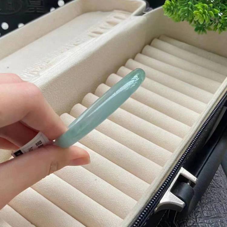 Vòng tay ngọc bích Miến Điện chất lượng cao, băng sáp xanh nhạt, dáng tròn mảnh, đường kính 52–66 mm chi tiết 6