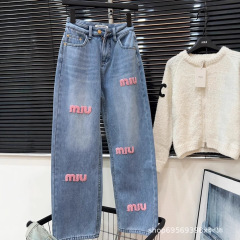 23秋冬の新型iu家のピンクの歯ブラシのアルファベットはジーパンの女性を刺繍します。