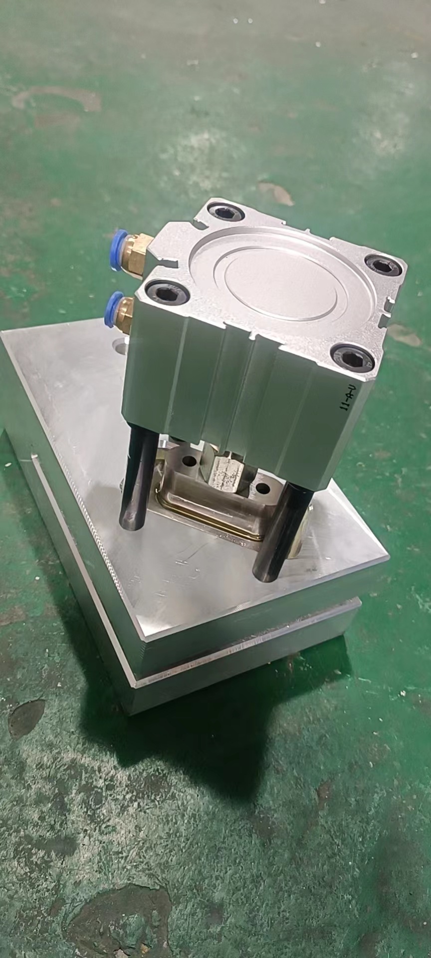 中山玖安模具供应手提孔 吸嘴袋 斜度安装打孔机模具