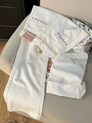 アメリカのレトロな白い色の刺繍のジーパンの女性2025夏の新型の小さい大衆のまっすぐな筒のゆったりしている広足のズボン