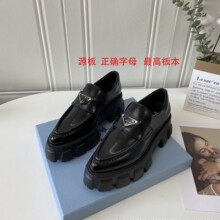 ���Ǳ��ͷ����ָ�ЬŮ2026�紺���¿�����һ�ŵź�ɫ�ɸ�СƤЬ