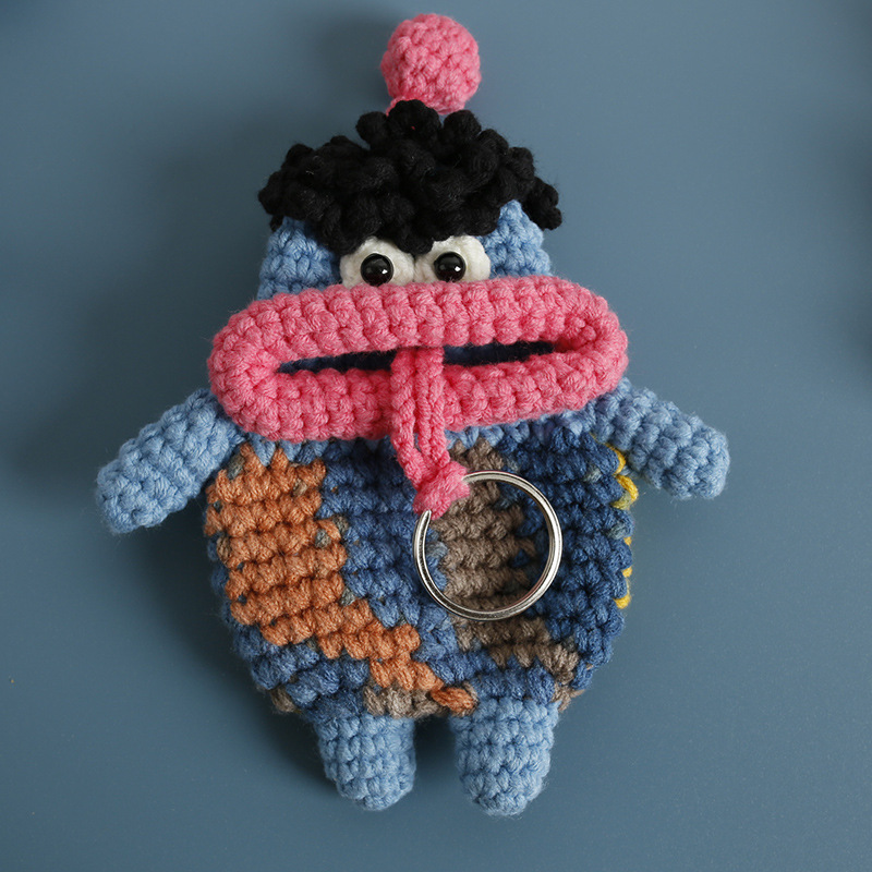 創意的な手編みのおかしなキーホルダーのネットの赤いソーセージの口の毛糸のかぎ針は鍵のカバーのフックの完成品を引き出します。