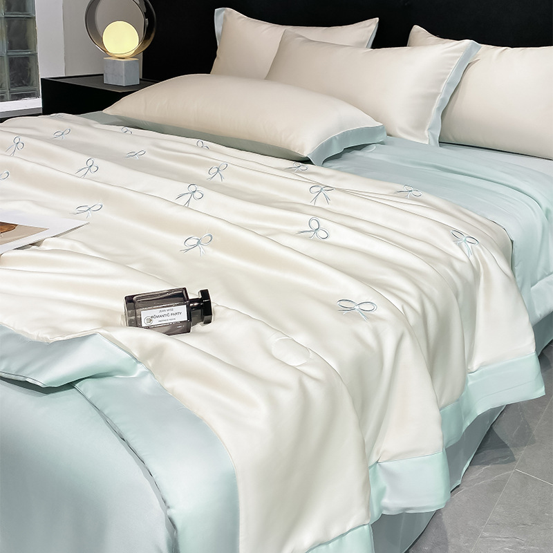 Juego de cuatro piezas de cama de edredón fresco de verano de seda helada 2025 nuevo juego de tres piezas de ropa de cama y sábanas individuales de verano de alta gama de lujo ligero
