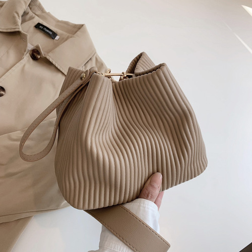 Temperament small bag women's versatile 2024 autumn and winter new pleated texture crossbody bag large capacity bucket bag armpit bag