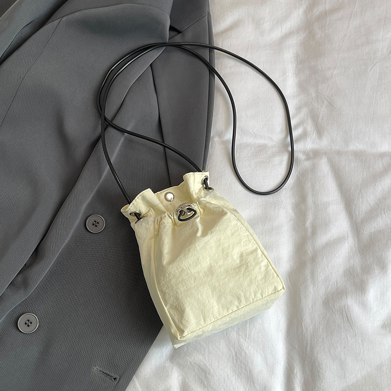 Casual bolso de tela de nylon ultra-fuego para mujeres 2024 nuevo verano versátil bolso de hombro bolso de cubo bolso de teléfono celular